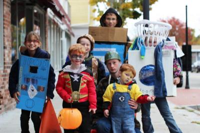 From left: Shalynn Fernandes, Joseph Stapel, Zakary Stapel, Jim Stapel, Jarrett Fernandes (back middle), Aaron Resendes, and Mackenzie Stapel enjoying their afternoon on Main Street. BY NICK WALECKA