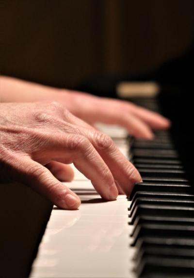 The ceremony was accompanied by the sounds of piano melodies played by Jeane Wallace. Photo by: Nadya Korytnikova
