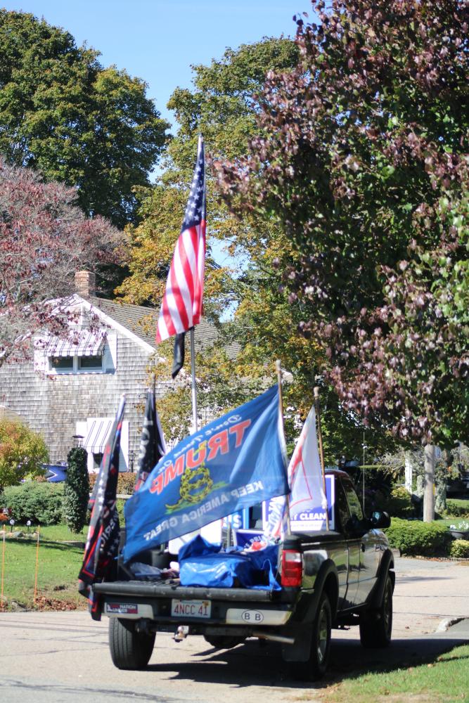 Counter-protestors made use of their vehicles. Counter-protestors made use of their vehicles.