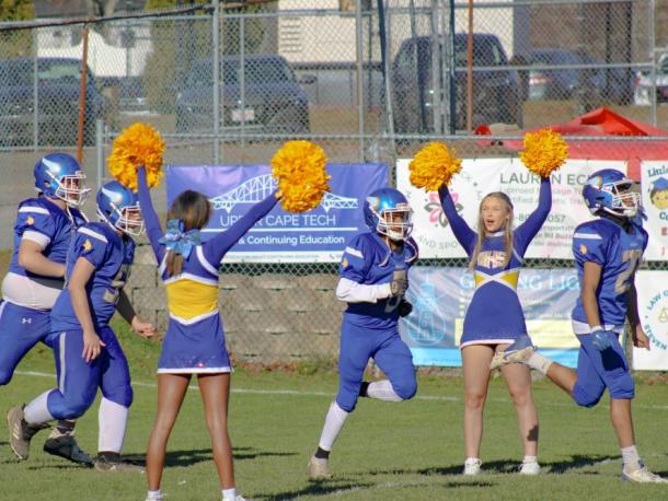 Wareham Cheerleaders welcome the team to Spillane. Photos by Brandy Muz