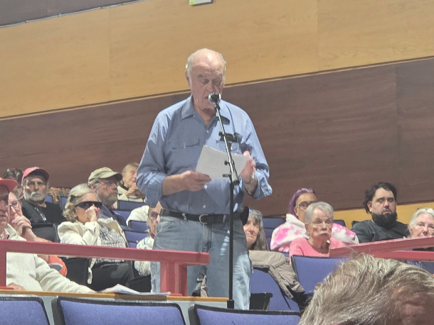 Howard Smith speaks against the petition to change zoning bylaws at the Oct. 26 Town Meeting. Photo by Tanvi Kulkarni