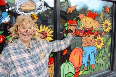 Leslise Durling says hay! outside the Riverside Cafe. 