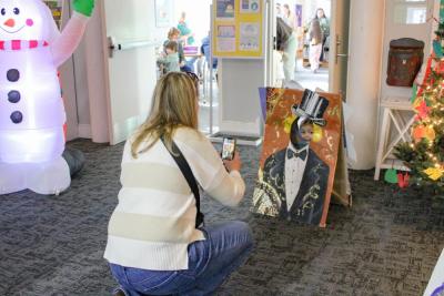 Karen Mello snaps a photo of Tomi.