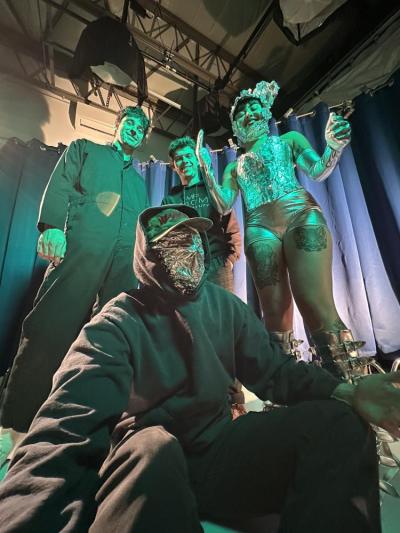 Pinklids in aluminum foil fashion. 