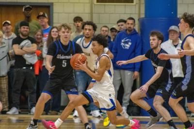 Monteiro makes a break towards the net. 