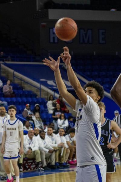 A free-throw shot sees Aaron Cote getting the Vikings a point.