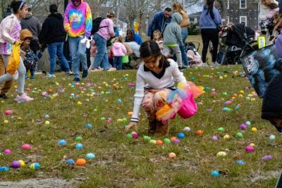 Harper Lee picks up eggs using her strategy. 