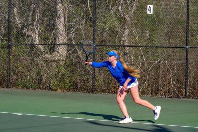 Malia O'Connor reaches for an incoming ball. 