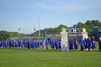 The students enter the commencement. 