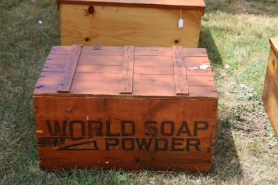 Many dealers sold antique boxes.