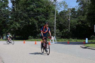 A rider says aloha to the water stop.