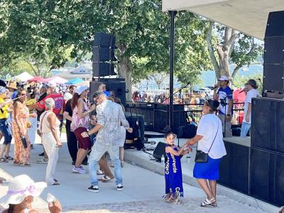 Visitors of all generation in front of the bandshell. Photo by Christian Uva