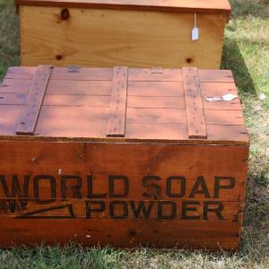 Many dealers sold antique boxes.