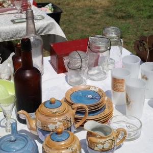 Kellogg's bottles and glassware. 